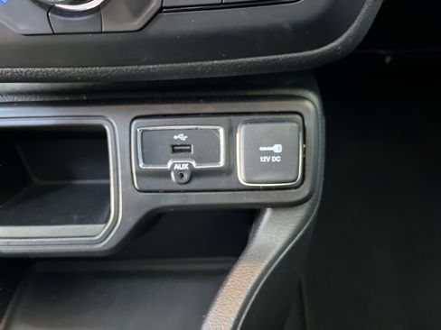 Used 2018 Jeep Renegade Latitude FWD image 21
