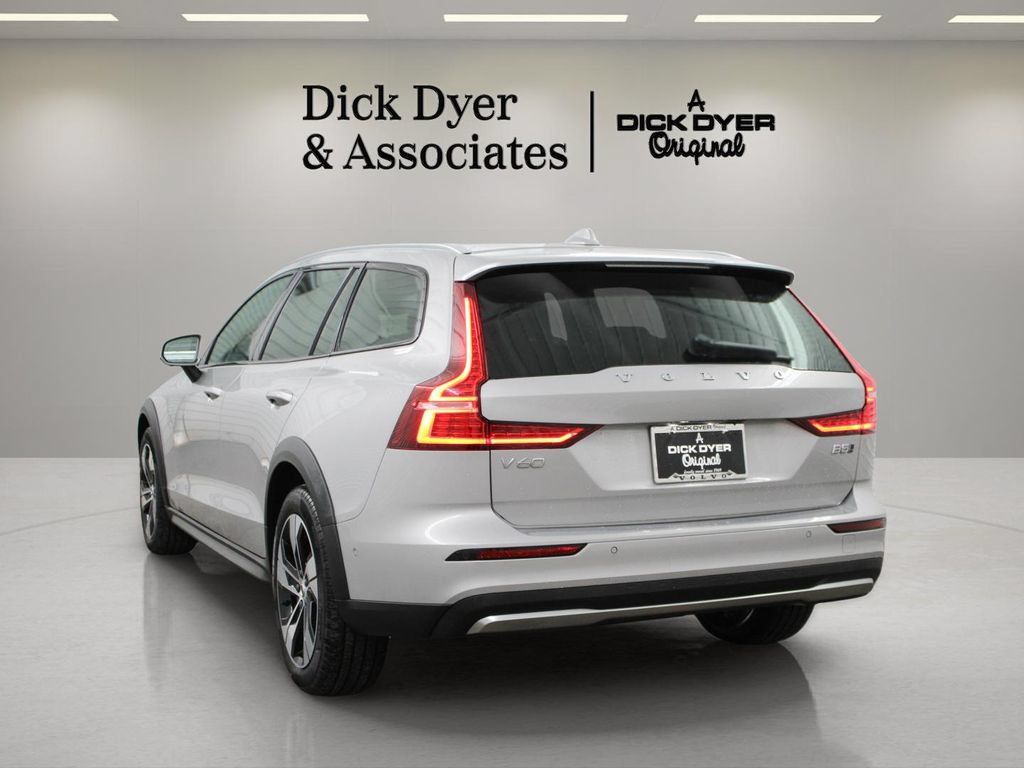 Used 2025 Volvo V60 B5 Cross Country Plus AWD/4WD image 9