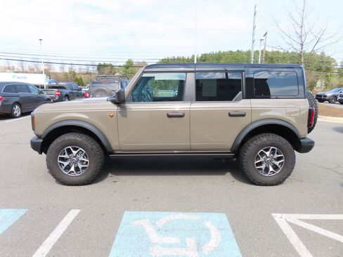 Used 2025 Ford Bronco Badlands image 8