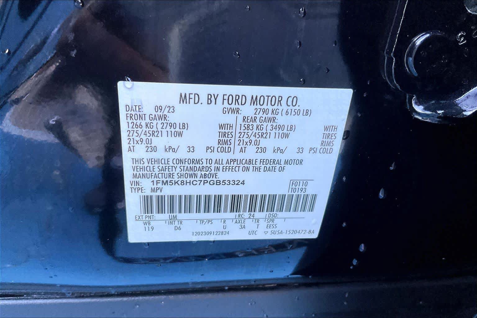 Used 2023 Ford Explorer Platinum w/ Technology Package AWD/4WD image 32