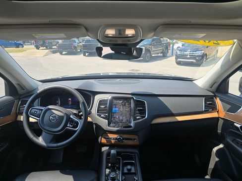 Used 2023 Volvo XC90 B6 Plus image 17