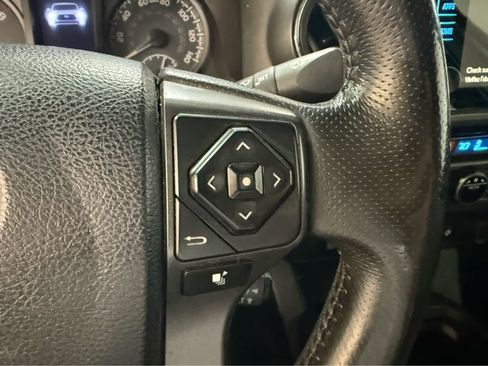 Used 2017 Toyota Tacoma TRD Off-Road AWD/4WD image 19