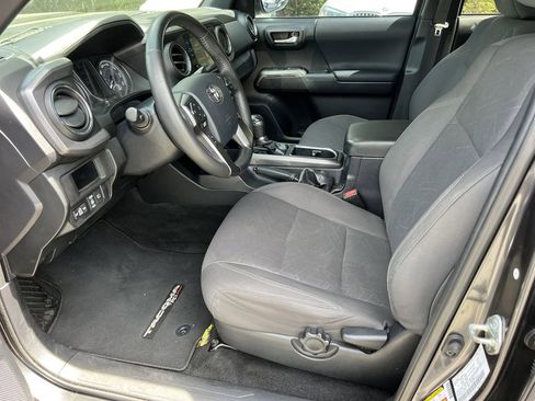 Used 2018 Toyota Tacoma TRD Sport w/ Technology Package image 6