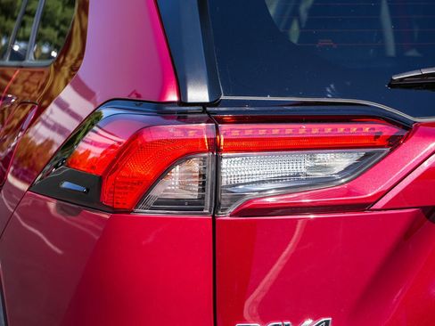 Certified 2020 Toyota RAV4 XLE w/ XLE Grade Weather Package AWD/4WD image 11