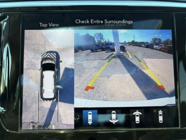 Used 2020 Chrysler Pacifica Limited w/ Tire & Wheel Group FWD image 34