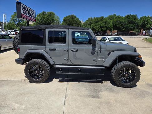 Used 2018 Jeep Wrangler Unlimited Sahara image 5