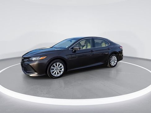 Used 2018 Toyota Camry LE image 6