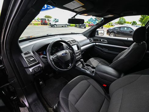 Used 2017 Ford Explorer XLT w/ Equipment Group 201A AWD/4WD image 18