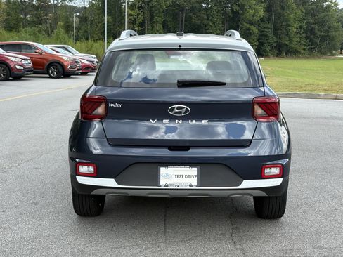Used 2025 Hyundai Venue Limited FWD image 21