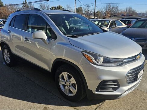 Used 2017 Chevrolet Trax LT w/ LT Convenience Package image 2