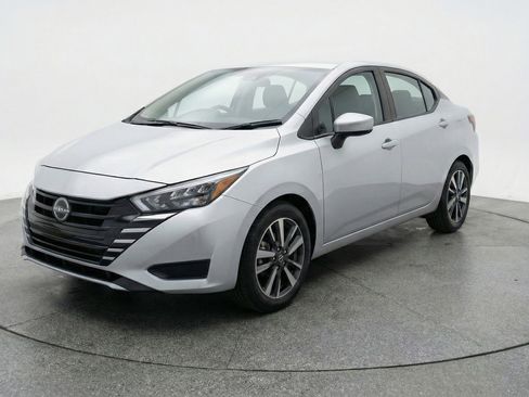 Used 2025 Nissan Versa SV image 3