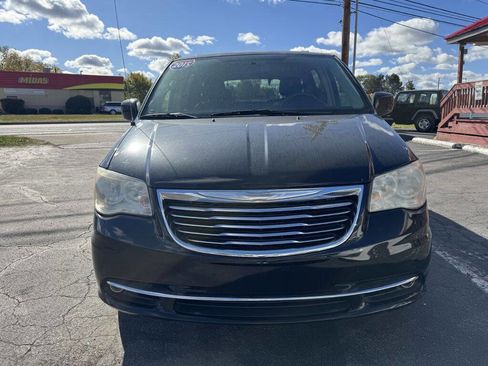 Used 2015 Chrysler Town & Country Touring w/ Driver Convenience Group image 2