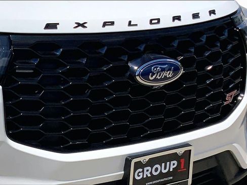 Used 2025 Ford Explorer ST AWD/4WD image 29