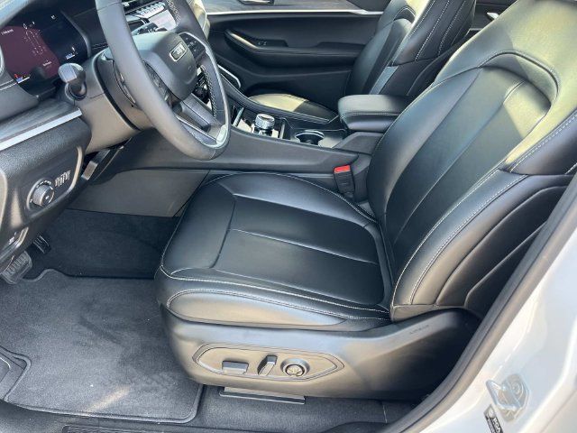 Used 2025 Jeep Grand Cherokee L Limited w/ Black Appearance Package AWD/4WD image 27