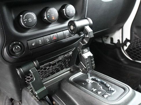 Used 2017 Jeep Wrangler Unlimited Rubicon AWD/4WD image 4