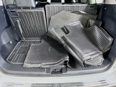 Certified 2025 Toyota Highlander XLE image 26