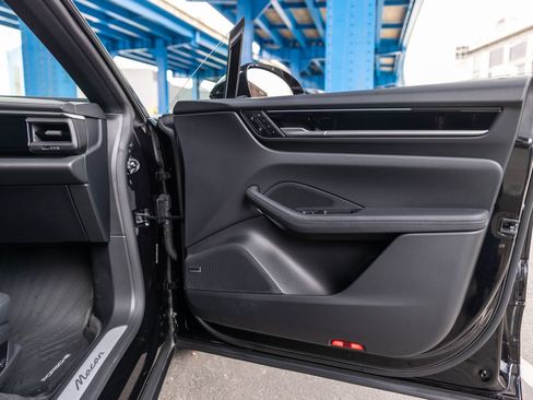 Certified 2025 Porsche Macan Electric RWD image 43