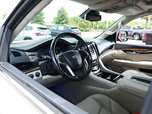 Used 2018 Cadillac Escalade Luxury AWD/4WD image 26