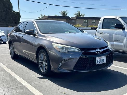 Used 2017 Toyota Camry SE w/ Moonroof Package FWD image 1