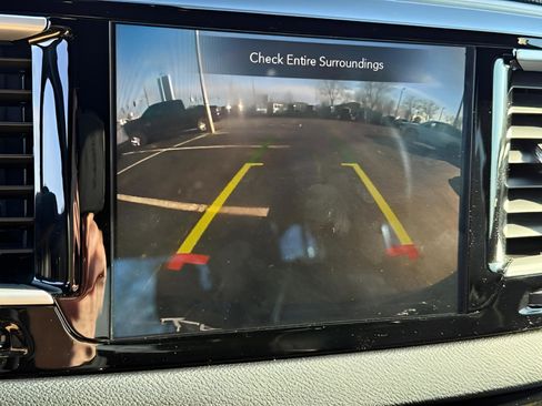 Used 2020 Chrysler Pacifica Touring-L image 25