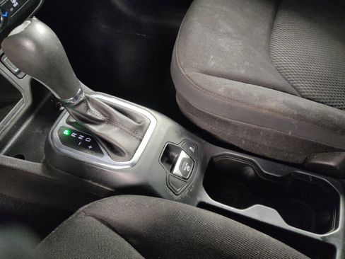 Used 2020 Jeep Renegade Altitude w/ UConnect 8.4 Nav Group FWD image 26