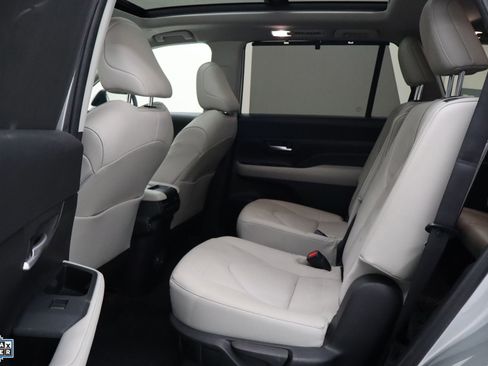 Used 2024 Toyota Grand Highlander AWD image 32