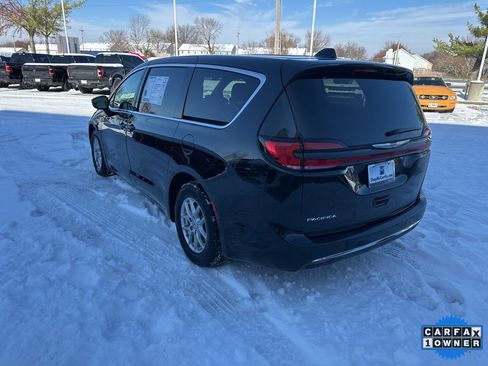 Used 2025 Chrysler Pacifica Select image 26