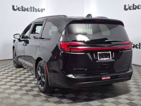 Used 2025 Chrysler Pacifica Limited image 5