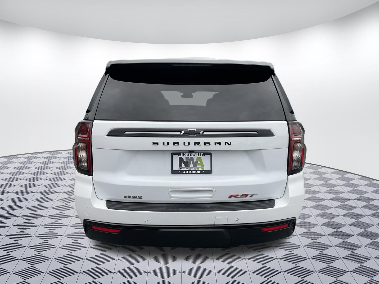Used 2023 Chevrolet Suburban RST w/ Luxury Package AWD/4WD image 4