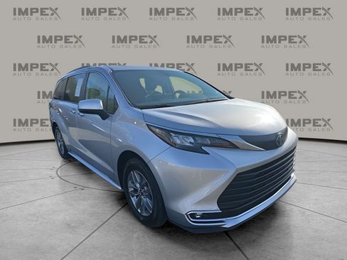 Used 2024 Toyota Sienna XLE image 7