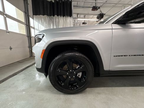 Used 2024 Jeep Grand Cherokee Altitude image 32