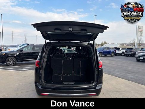 Used 2025 Chrysler Pacifica Select image 19