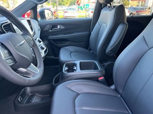 New 2026 Chrysler Pacifica Select image 9
