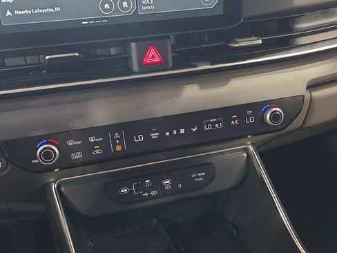 Used 2025 Kia Carnival EX FWD image 24