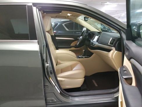 Used 2015 Toyota Highlander XLE image 27