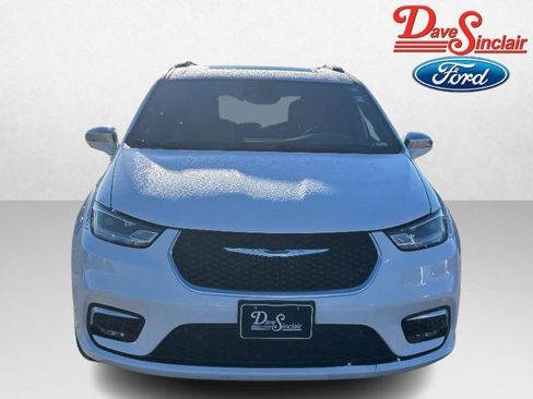 Used 2024 Chrysler Pacifica Pinnacle w/ Trailer Tow Group image 2