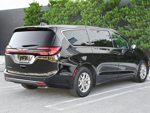 Used 2024 Chrysler Pacifica Touring-L image 4