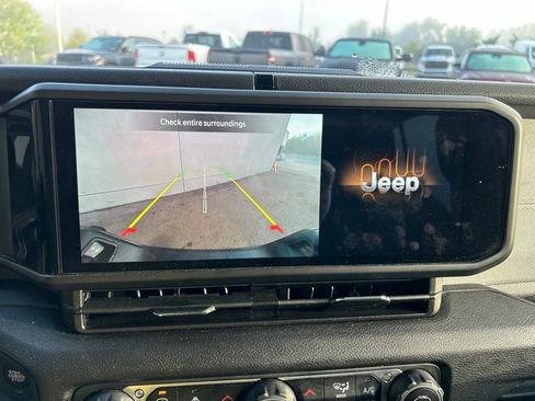 Used 2024 Jeep Gladiator Sport AWD/4WD image 16