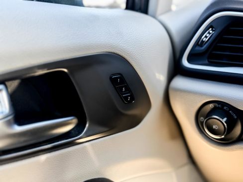 Used 2023 Chrysler Pacifica Touring-L image 14