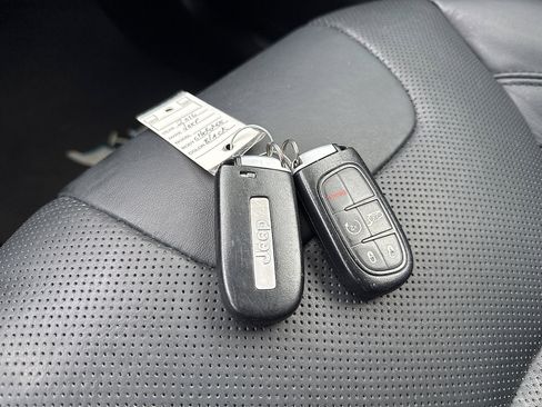 Used 2016 Jeep Cherokee Overland w/ Technology Group AWD/4WD image 58