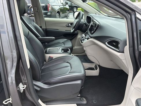 Used 2023 Chrysler Pacifica Touring-L FWD image 13