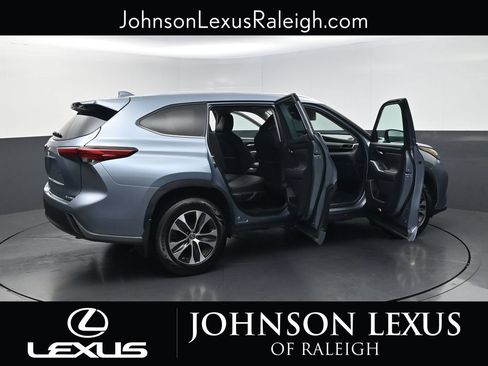 Used 2021 Toyota Highlander XLE AWD/4WD image 31