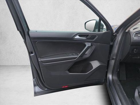 Used 2019 Volkswagen Tiguan SE w/ Panoramic Sunroof Package image 10