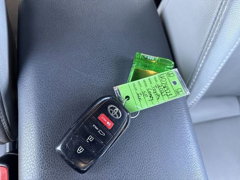 Used 2025 Toyota Camry SE w/ Convenience Package image 25