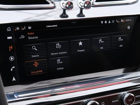 Used 2023 Bentley Bentayga V8 image 31