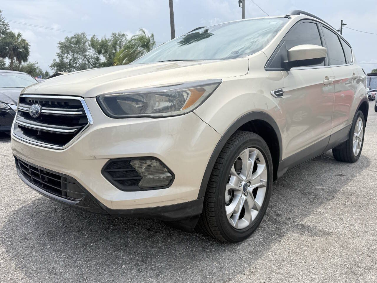 Used 2018 Ford Escape SE w/ Ford Safe & Smart Package AWD/4WD image 3