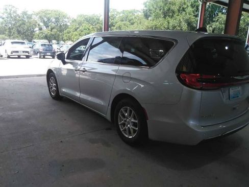 Used 2024 Chrysler Pacifica Touring-L FWD image 2