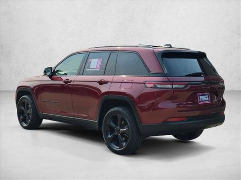 Used 2022 Jeep Grand Cherokee Altitude AWD/4WD image 7