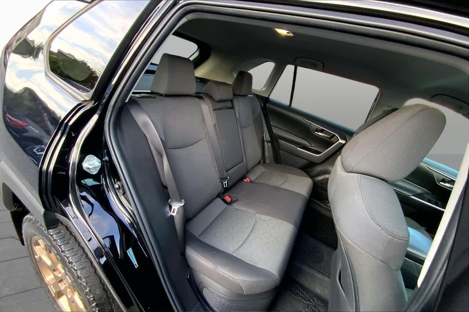Used 2023 Toyota RAV4 AWD Hybrid image 17