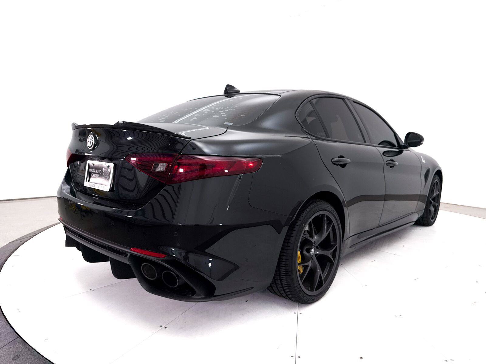 Used 2018 Alfa Romeo Giulia Quadrifoglio w/ Driver Assist Dynamic Package RWD image 18